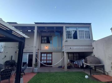 Casa · 194m² · 4 Ambientes · 1 Cochera · Venta Casa 4 Ambientes con Cochera en Quilmes