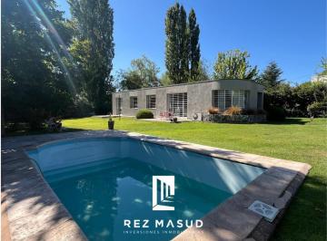 Casa · 150m² · 6 Ambientes · 2 Cocheras · Casa en Venta en Chacras de Coria