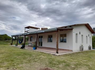 Casa · 110m² · 4 Ambientes · 2 Cocheras · Casa Quinta, Tres Dorm., con Jardín Parquizado de 2000 m², Excelentes Vistas - Minuanes Barrio