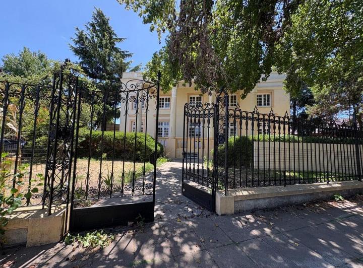 Local comercial · 423m² · 6 Ambientes · 4 Cocheras
