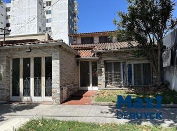 Casa · 230m² · 4 Ambientes · 4 Cocheras · Chalet con Lote Amplio, con Salida a 2 Calles