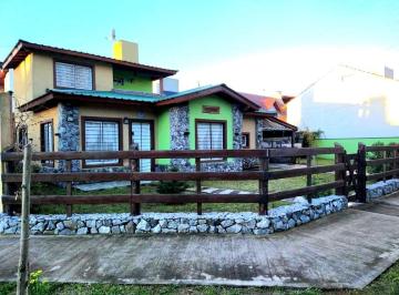 Casa · 125m² · 4 Ambientes · 4 Cocheras · Casa Amplia