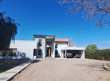 Casa · 415m² · 8 Ambientes · 2 Cocheras · Excelente Casa en El Barrio Vista Andina, maipu!