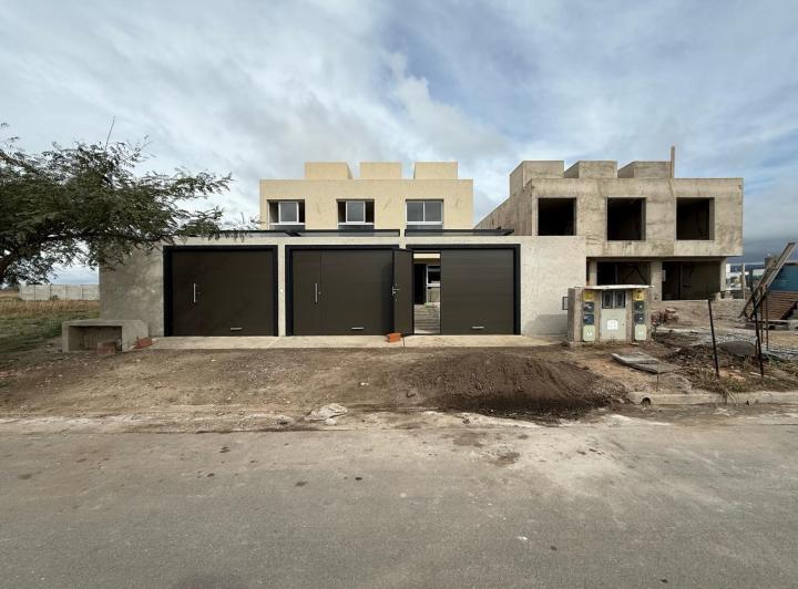 Casa · 73m² · 6 Ambientes · 1 Cochera