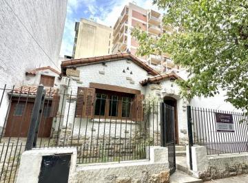 Casa · 147m² · 4 Ambientes · 1 Cochera · Gran Chalet 4 Amb con Garage y Patio La Perla