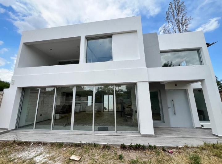Casa · 280m² · 5 Ambientes · 2 Cocheras