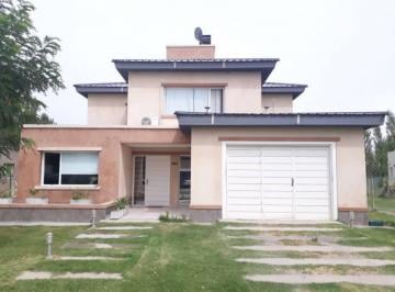 Casa · 226m² · 3 Dormitorios · 2 Cocheras · Casa 3 Dorm. con Escritorio en Planta Baja, Living Comedor, Cocina, Garage Quincho Para 2 Vehi