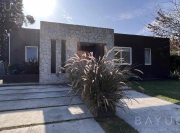 Casa · 176m² · 3 Ambientes · 2 Cocheras · Exclusiva Casa en Barrio Sausalito, Pilar – Luminosa y con Amplias Comodidades