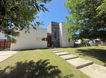 Casa · 162m² · 4 Ambientes · 4 Cocheras · Casa en Venta - Barrio El Cantón - Puertos / Escobar Pilar