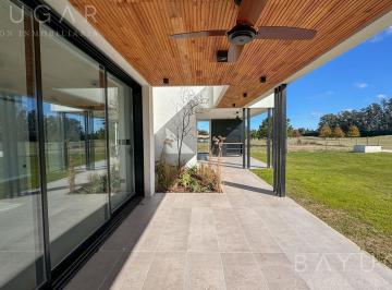 Casa · 386m² · 7 Ambientes · 8 Cocheras · Venta Casa - Pilar Golf Club / a Estrenar - Ambientes Amplios - Vista Golf