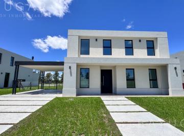 Casa · 218m² · 5 Ambientes · 2 Cocheras · Venta Casa con Vista Al Golf - Pebble Beach Pilar Golf
