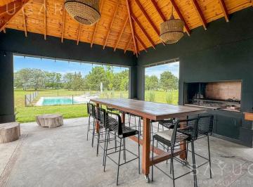 Casa · 210m² · 4 Ambientes · Venta Casa - Barrio Privado Everlinks Golf Club / Lujan