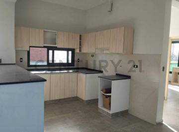 Casa · 230m² · 5 Ambientes · 2 Cocheras · Casa en Venta. Lujan