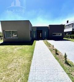 Casa · 185m² · 4 Ambientes · Casa 4 Ambientes con Piscina a Estrenar en Venta - Barrancas de Iraola