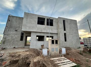 Casa · 90m² · 3 Ambientes · Duplex en Venta en Rincones de Manantiales, 2 Dorm., Posesion Marzo 2024