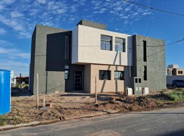 Casa · 90m² · 3 Ambientes · Duplex en Venta en Rincones de Manantiales, 2 Dorm., Posesion Marzo 2024