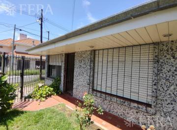 Casa · 45m² · 3 Ambientes · 1 Cochera · Venta de Casa de 3 Ambientes a Reciclar en Bernal Oeste