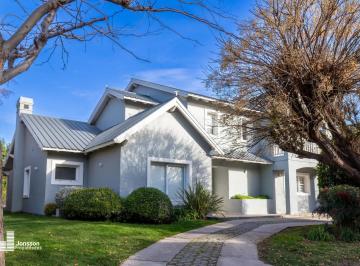 Casa · 352m² · 8 Ambientes · 2 Cocheras · Casa en Barrio Villa Luisa