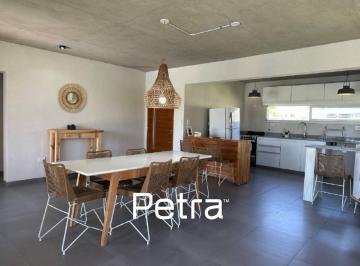 Casa · 145m² · 5 Ambientes · Casa en Venta en Costa Esmeralda 4 Dorm. y Pileta