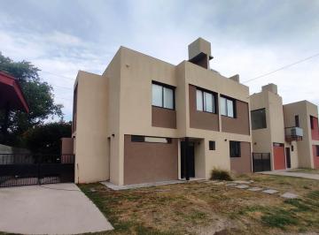 Casa · 120m² · 4 Ambientes · 2 Cocheras · Duplex 3 Dorm. Calle 517 Esquina 16 Bº Cerrado El Cauquen