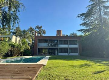 Casa · 242m² · 6 Ambientes · Casa en Venta en Cube, Escobar, G. B. a. Zona Norte