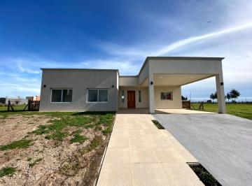 Casa · 218m² · 4 Ambientes · 2 Cocheras · Casa en Venta - 3 Dorm. 3 Baños - Cochera - Cruz del Sur, San Vicente