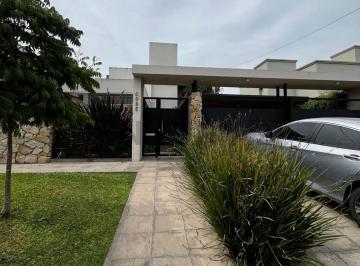 Casa · 180m² · 6 Ambientes · Venta Don Carlos, La Plata - Calle 504 E/ 135 y 137