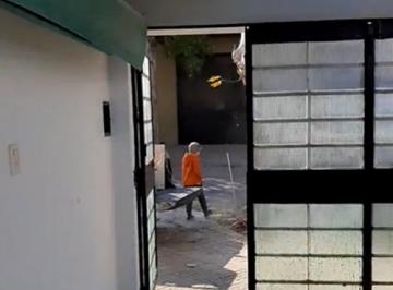 Ingreso y cochera · Casa Zeballos 3800