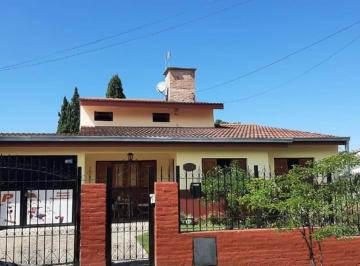 Casa · 203m² · 4 Ambientes · 1 Cochera · Casa en Barrio Residencial de Unquillo – Pileta y Quincho