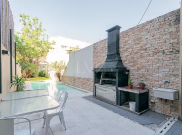 Casa · 194m² · 5 Ambientes · 3 Cocheras · Venta Casa Estilo Tríplex 5 Ambientes con Jardín y Pileta en Vicente Lopez