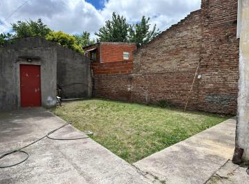 Casa de 2 ambientes, Lanús · Casa en Esquina - Patio - Espacio Verde