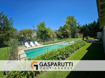 Casa · 250m² · 5 Ambientes · 4 Cocheras · Casa en Venta en Septiembre con Pileta! 6 Ambientes