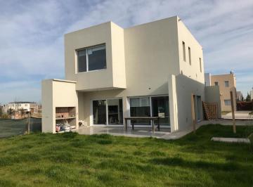 Casa · 144m² · 4 Ambientes · 3 Cocheras · Casa en Venta a Estrenar Pileta Bº Vila Marina 1, Villanueva