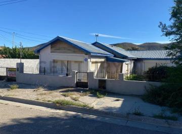 Casa · 133m² · 4 Ambientes · 1 Cochera · Casa Venta Comodoro Rivadavia. Barrio Saavedra
