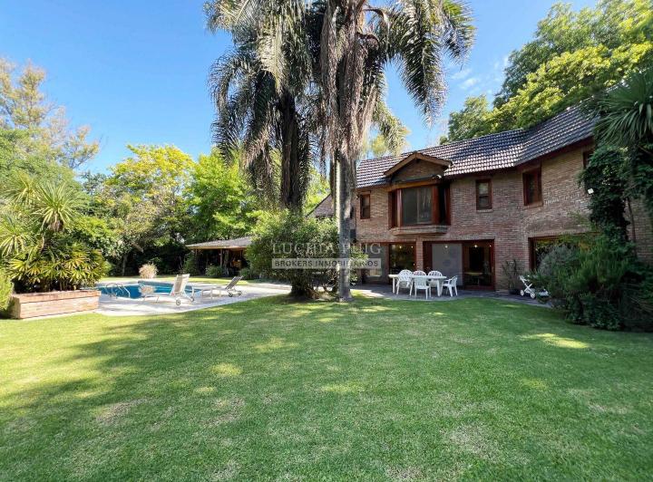 Casa · 360m² · 5 Ambientes · 2 Cocheras