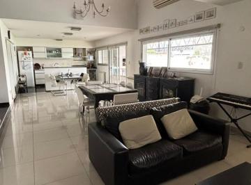 Casa · 226m² · 10 Ambientes · 2 Cocheras · Casa en Barrio Nuevo Urca Casa E Dos Plantas