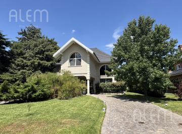Casa · 270m² · 6 Ambientes · 1 Cochera · Casa de 4 Dorm. en Venta en St Thomas Sur, Canning