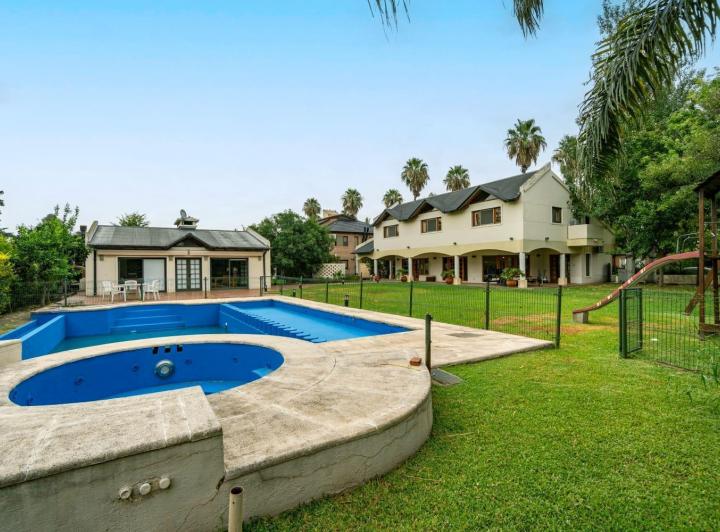 Casa · 334m² · 7 Ambientes · 2 Cocheras