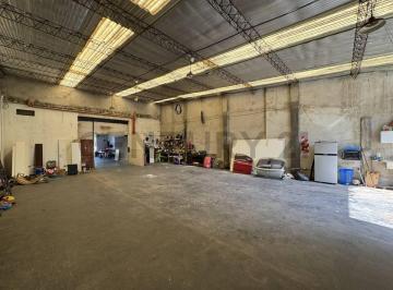 Bodega-Galpón · 243m² · 1 Ambiente · Excelente Galpon en Venta con Local a La Calle en Castelar. Apto Credito
