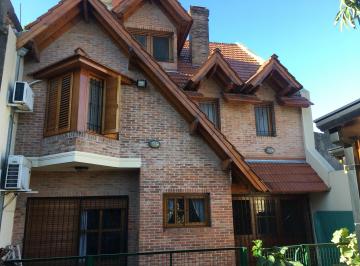 Casa de 4 ambientes, Tres de Febrero · Chalet Estilo Normando Caseros Centro