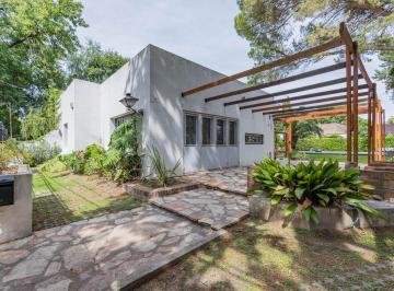 Casa · 140m² · 5 Ambientes · 1 Cochera · Casa Quinta en Gonnet con Quincho, Parque y Pileta - 486 Esq. 23