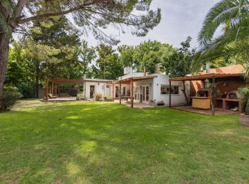 Casa · 140m² · 5 Ambientes · 1 Cochera · Casa Quinta en Gonnet con Quincho, Parque y Pileta - 486 Esq. 23