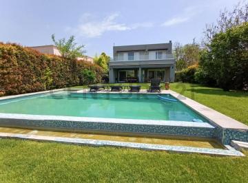 Casa · 265m² · 7 Ambientes · Venta de Casa de 6 Dorm. en Barrio Barrancas de Santa Maria