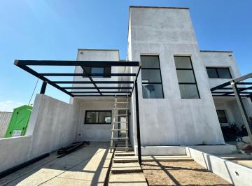 Casa · 192m² · 3 Ambientes · 2 Cocheras · Duplex en Venta Rincones de Manantiales