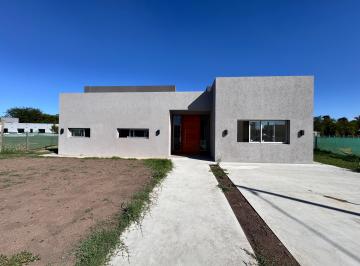 Casa de 4 ambientes, Berazategui · Casa 4 Ambientes a Esternar con Parrilla y Cochera Para 2 Autos en Alquiler