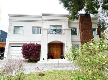 Casa · 400m² · 7 Ambientes · 3 Cocheras · Casa en Venta en Fincas de Iraola 1