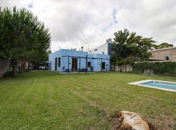 Quinta vacacional · 173m² · 2 Dormitorios · 10 Cocheras · Venta Casa Quinta - Bosques, Fcio Varela - Pileta