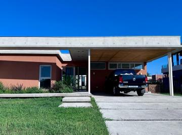 Casa · 200m² · 3 Ambientes · 2 Cocheras · Casa en Alquiler Pb de 4 Amb con Piscina.