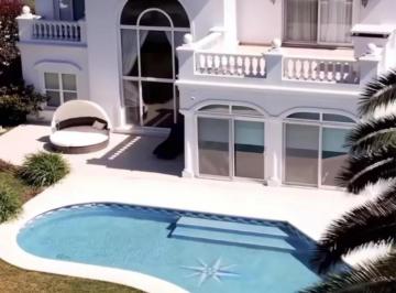 Casa · 420m² · 5 Ambientes · Casa en Alquiler Abril Club de Campo