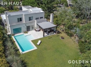 Casa · 241m² · 6 Ambientes · 1 Cochera · Casa Moderna en Venta con Doble Bosque en Los Castores - Nordelta